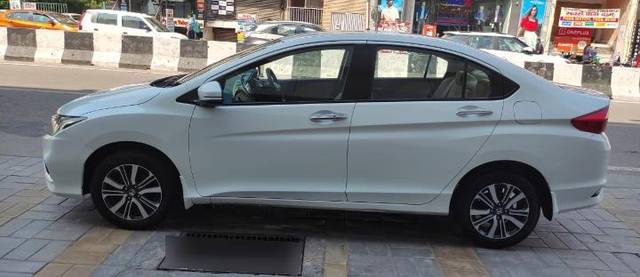https://images10.gaadi.com/usedcar_image/3701719/original/processed_img2927807__used_car_2927807_1701678779.jpg?imwidth=6402