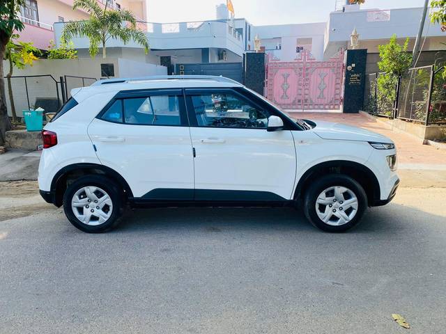 https://images10.gaadi.com/usedcar_image/3701854/original/processed_img2927880__usedcar_whatsappimage2023_12_04at25806pm_9301701682319_1701682401.jpeg?imwidth=6401
