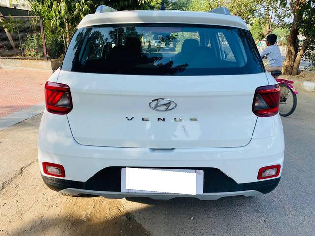 https://images10.gaadi.com/usedcar_image/3701854/original/processed_img2927880__usedcar_whatsappimage2023_12_04at25808pm_9301701682319_1701682401.jpeg?imwidth=6402