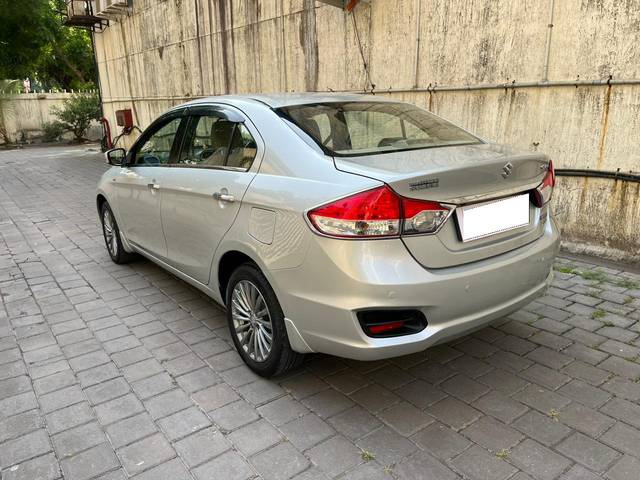 https://images10.gaadi.com/usedcar_image/3701918/original/processed_img2927902__used_car_2927902_1701685588.jpg?imwidth=6402