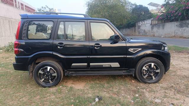 https://images10.gaadi.com/usedcar_image/3702213/original/processed_img2928077__used_car_2928077_1701717785.jpg?imwidth=6401