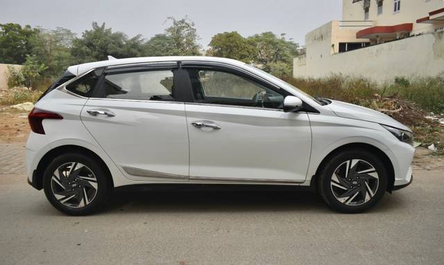 https://images10.gaadi.com/usedcar_image/3702248/original/img2928092__used_car_2928092_1701695594.jpg?imwidth=6401