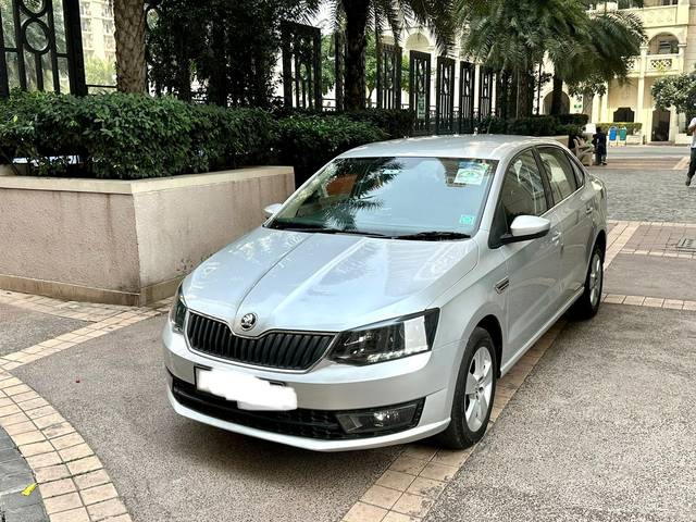 https://images10.gaadi.com/usedcar_image/3702284/original/img2928111__used_car_2928111_1701697310.jpg?imwidth=6402