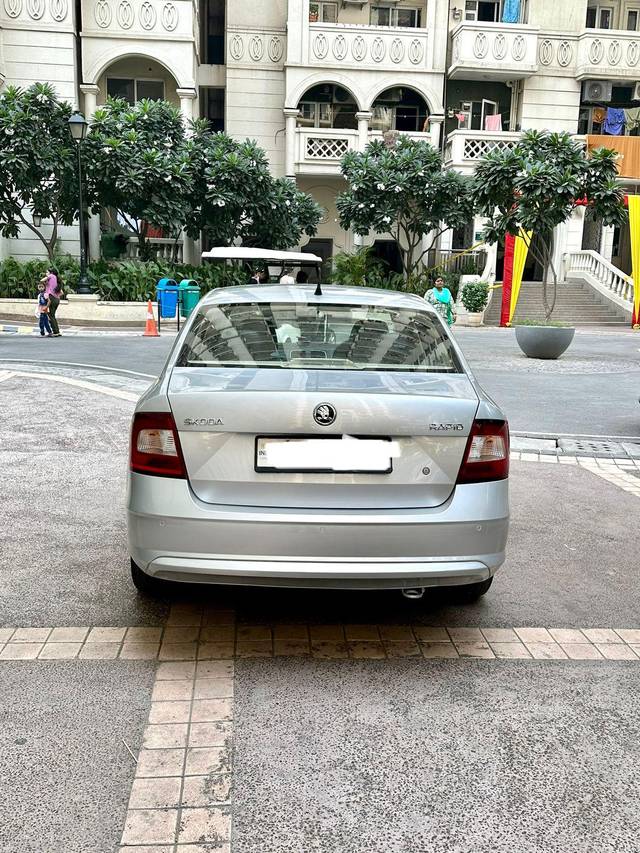 https://images10.gaadi.com/usedcar_image/3702284/original/processed_img2928111__used_car_2928111_1701697317.jpg?imwidth=6401