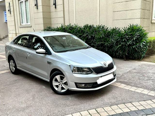https://images10.gaadi.com/usedcar_image/3702284/original/processed_img2928111__used_car_2928111_1701697336.jpg?imwidth=6400