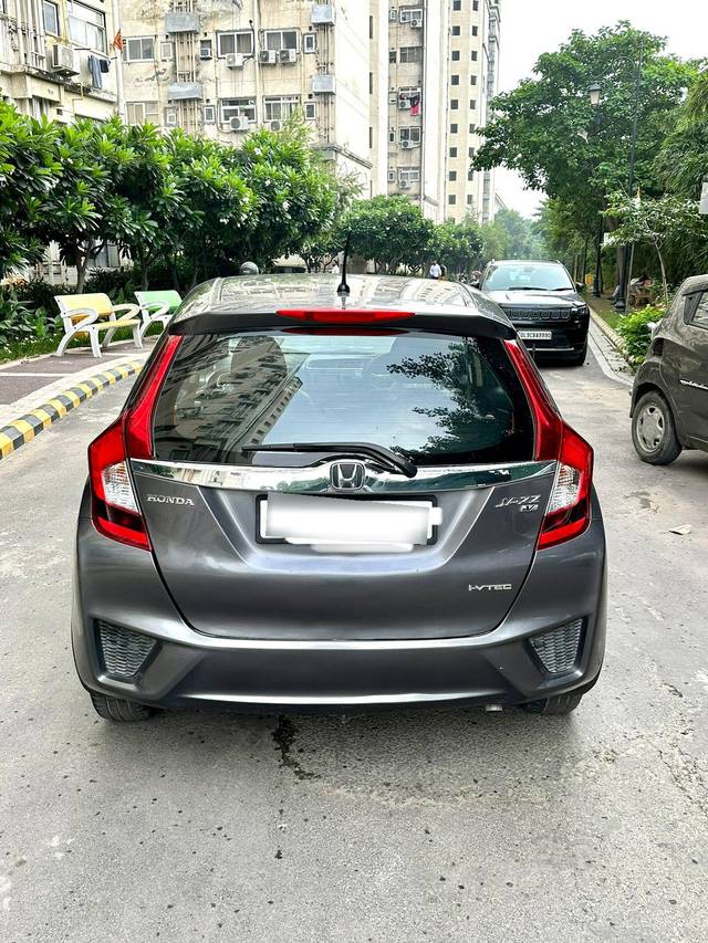 https://images10.gaadi.com/usedcar_image/3702355/original/processed_img2928126__used_car_2928126_1701700518.jpg?imwidth=6401
