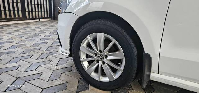 https://images10.gaadi.com/usedcar_image/3702428/original/processed_3fe089ad-1c7f-49a6-824b-81a0a20e7814.jpg?imwidth=6402