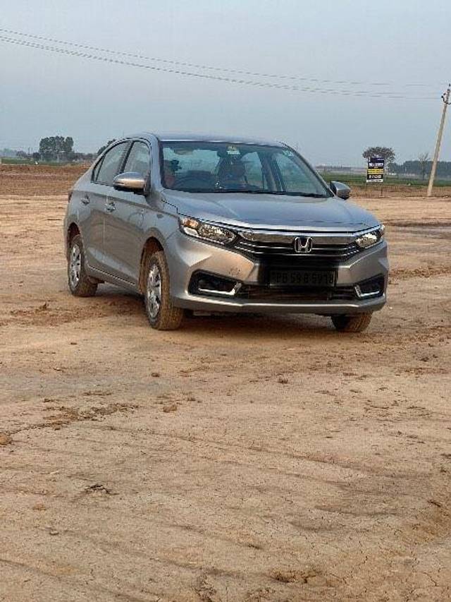 https://images10.gaadi.com/usedcar_image/3702443/original/processed_22714b26-0831-46ee-87ea-5cd07b791fa7.jpeg?imwidth=6400