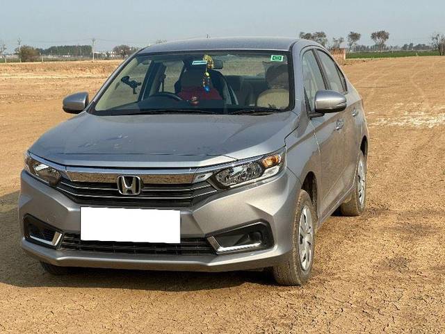 https://images10.gaadi.com/usedcar_image/3702443/original/processed_e28e7e45-17d6-4076-ad01-4774231ee983.jpeg?imwidth=6402