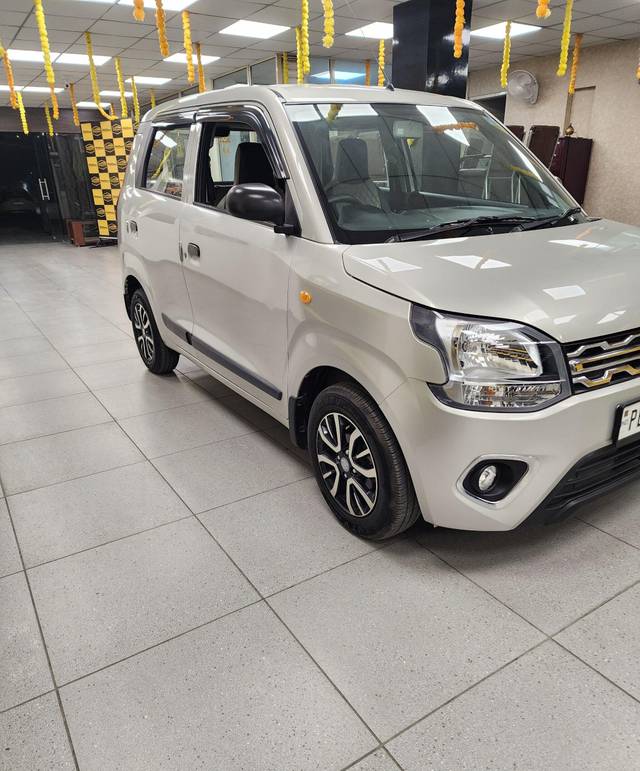 https://images10.gaadi.com/usedcar_image/3702589/original/processed_img2928148__used_car_2928148_1701714934.jpg?imwidth=6401