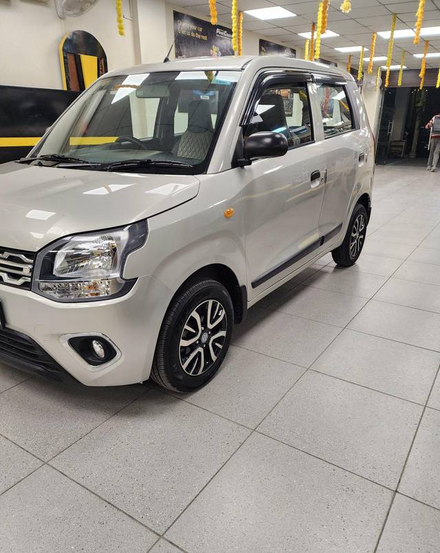 https://images10.gaadi.com/usedcar_image/3702589/original/processed_img2928148__used_car_2928148_1701714937.jpg?imwidth=6402