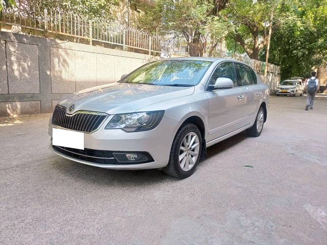 https://images10.gaadi.com/usedcar_image/3702780/original/processed_img2928175__used_car_2928175_1701750046.jpg?imwidth=6400