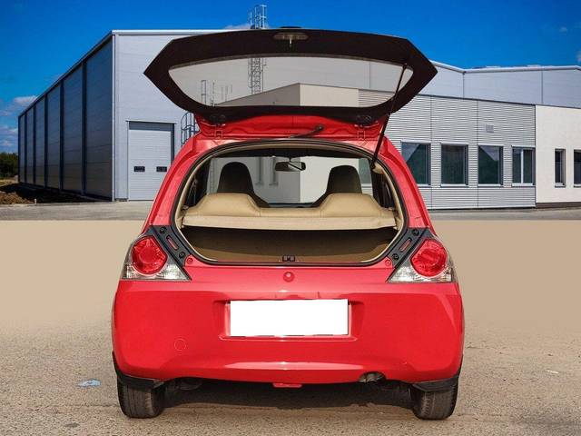 https://images10.gaadi.com/usedcar_image/3702816/original/processed_img2928180__used_car_2928180_1701751723.jpg?imwidth=6402