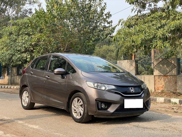 https://images10.gaadi.com/usedcar_image/3702908/original/processed_img2928213__used_car_2928213_1701755589.jpg?imwidth=6400