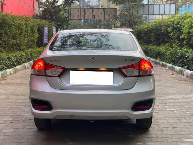 https://images10.gaadi.com/usedcar_image/3702942/original/processed_img2928230__used_car_2928230_1701756600.jpg?imwidth=6402