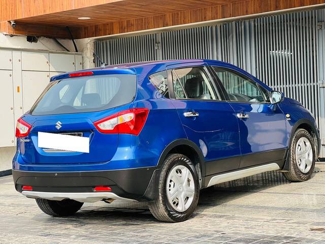 https://images10.gaadi.com/usedcar_image/3702957/original/processed_img2928239__used_car_2928239_1701756993.jpg?imwidth=6402