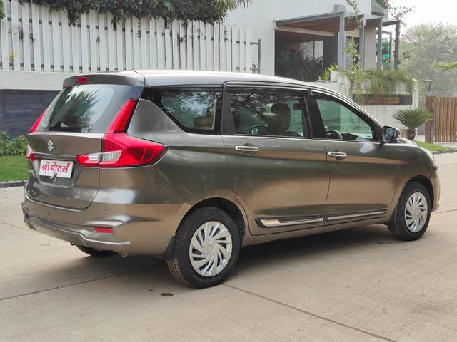https://images10.gaadi.com/usedcar_image/3702967/original/processed_img2928247__used_car_2928247_1701757513.jpg?imwidth=6402