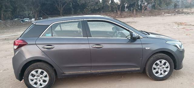 https://images10.gaadi.com/usedcar_image/3703007/original/processed_img2928273__used_car_2928273_1701758292.jpg?imwidth=6401