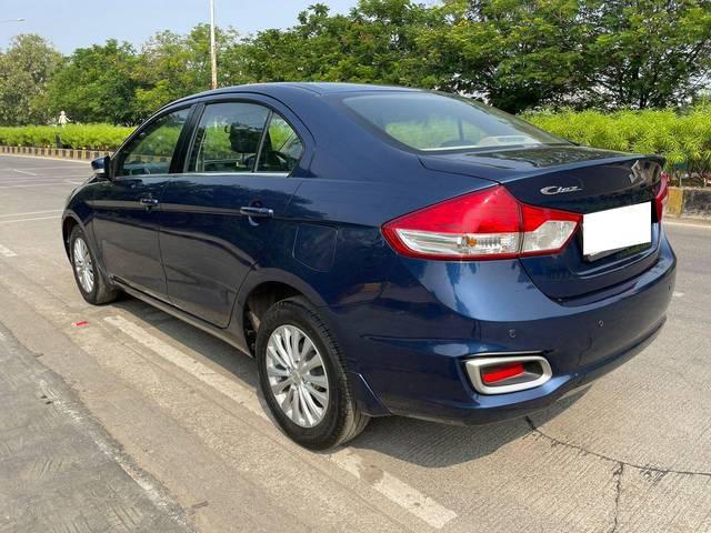 https://images10.gaadi.com/usedcar_image/3703058/original/processed_img2928293__usedcar_64f8f769_8236_40db_a8c6_8a4f7e9df162_28281701760135_1701760167.jpg?imwidth=6402