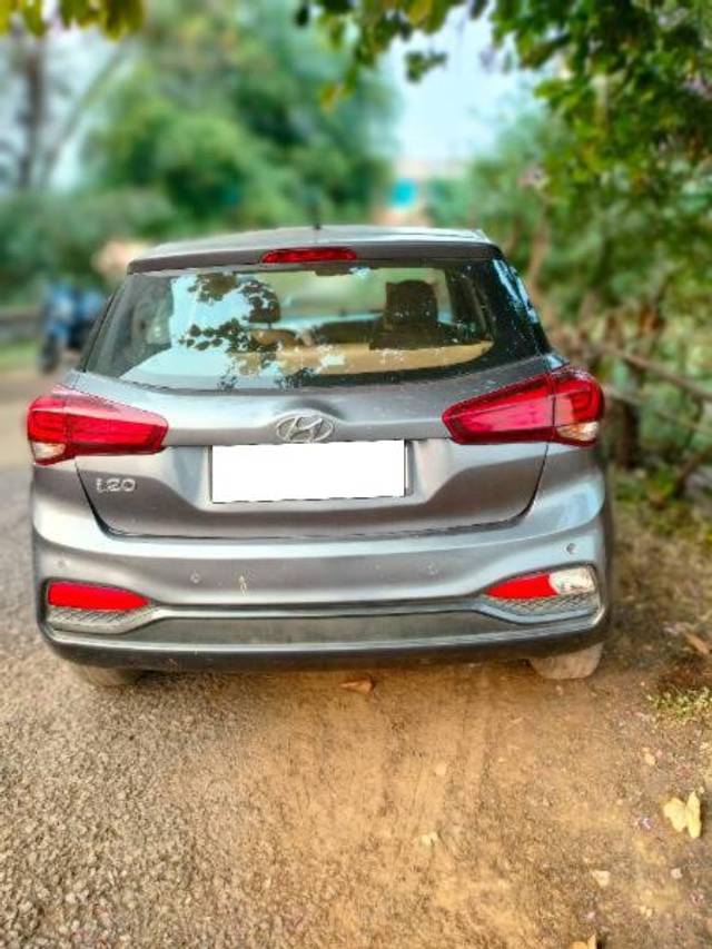 https://images10.gaadi.com/usedcar_image/3703132/original/processed_8733e5e6-2e5f-4db7-81a0-1f1643be4d95.jpg?imwidth=6402