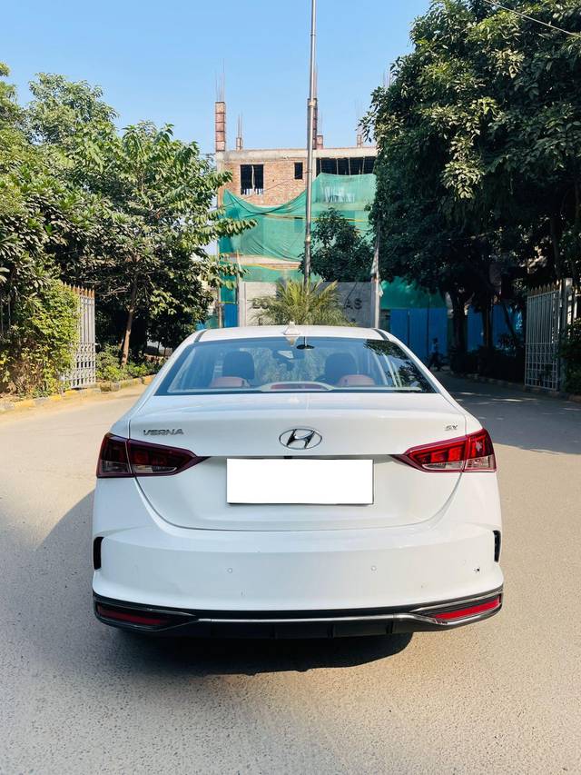 https://images10.gaadi.com/usedcar_image/3703324/original/processed_img2928450__used_car_2928450_1701767437.jpg?imwidth=6401