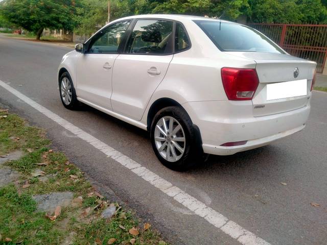 https://images10.gaadi.com/usedcar_image/3703358/original/processed_img2928478__used_car_2928478_1701767909.jpg?imwidth=6402