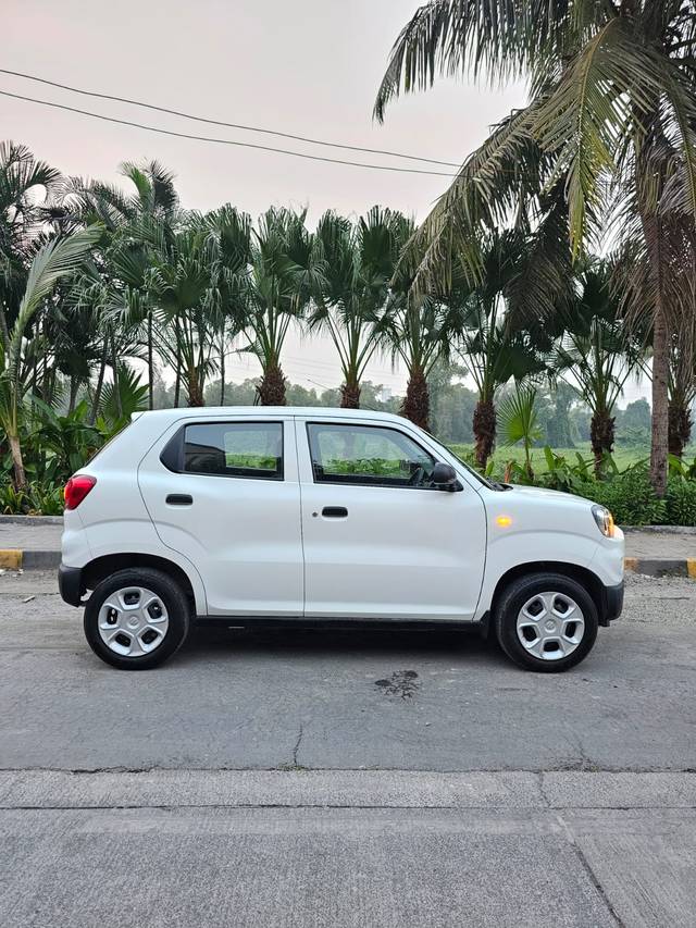 https://images10.gaadi.com/usedcar_image/3703432/original/img2928521__usedcar_e9e36d0c_3dd1_42f9_82f7_369b46262261_5731701770285_1701770349.jpg?imwidth=6401