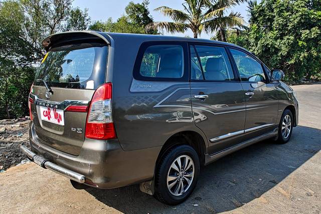 https://images10.gaadi.com/usedcar_image/3703475/original/processed_img2928549__used_car_2928549_1701772002.jpg?imwidth=6402