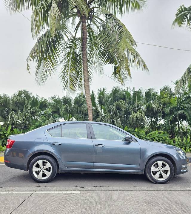 https://images10.gaadi.com/usedcar_image/3703571/original/img2928596__usedcar_3d8918d7_5151_439a_afcf_a441fc62d7dd_5731701773952_1701773969.jpg?imwidth=6401