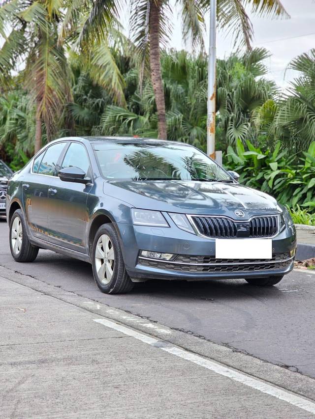 https://images10.gaadi.com/usedcar_image/3703571/original/processed_img2928596__usedcar_2d8a402d_86dc_449d_8d79_2699489b755e_5731701773952_1701773969.jpg?imwidth=6400
