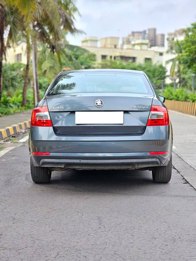 https://images10.gaadi.com/usedcar_image/3703571/original/processed_img2928596__usedcar_beaeddbb_d405_4977_8343_ff5aa8d3ba81_5731701773952_1701773970.jpg?imwidth=6402