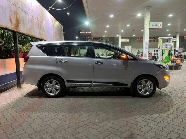 https://images10.gaadi.com/usedcar_image/3703643/original/processed_img2928638__used_car_2928638_1701775979.jpg?imwidth=6402