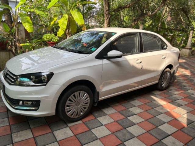 https://images10.gaadi.com/usedcar_image/3703672/original/processed_73f49940-9501-45a4-bf8c-b190339b5fee.jpeg?imwidth=6400