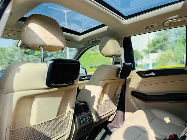 https://images10.gaadi.com/usedcar_image/3703685/original/processed_img2928654__used_car_2928654_1701777431.jpg?imwidth=6402