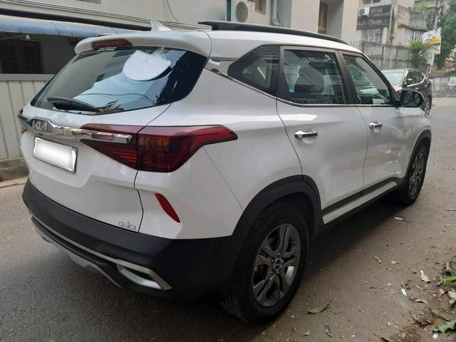 https://images10.gaadi.com/usedcar_image/3703702/original/processed_img2928663__used_car_2928663_1701777792.jpg?imwidth=6401
