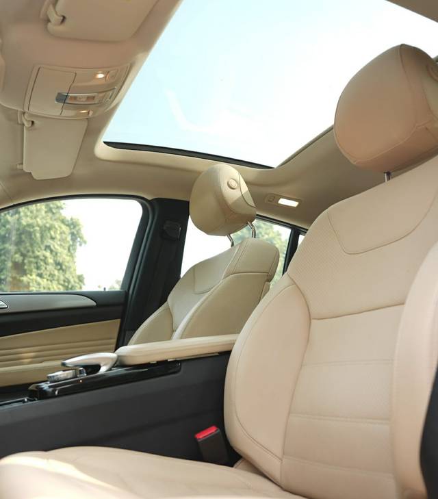 https://images10.gaadi.com/usedcar_image/3703809/original/img2928719__used_car_2928719_1701781195.jpg?imwidth=6401