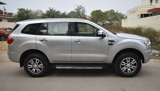 https://images10.gaadi.com/usedcar_image/3703832/original/processed_img2928728__used_car_2928728_1701782279.jpg?imwidth=6401