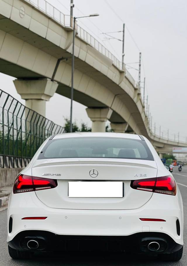 https://images10.gaadi.com/usedcar_image/3703842/original/processed_img2928732__used_car_2928732_1701784075.jpg?imwidth=6401