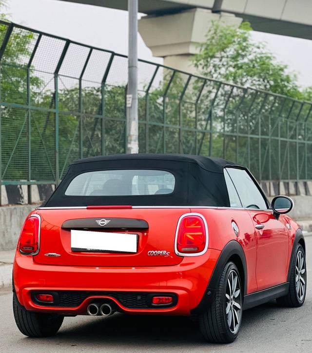 https://images10.gaadi.com/usedcar_image/3703893/original/processed_img2928766__used_car_2928766_1701783755.jpg?imwidth=6401