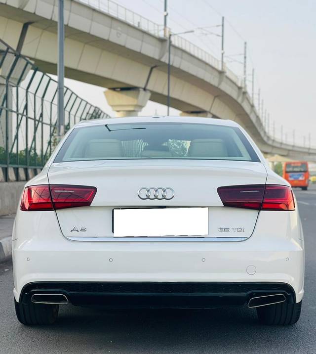https://images10.gaadi.com/usedcar_image/3703915/original/processed_img2928775__used_car_2928775_1701784675.jpg?imwidth=6401