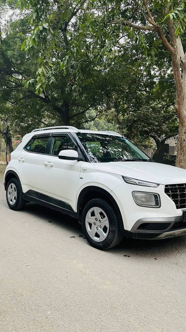 https://images10.gaadi.com/usedcar_image/3704019/original/img2928803__used_car_2928803_1701788128.jpg?imwidth=6402