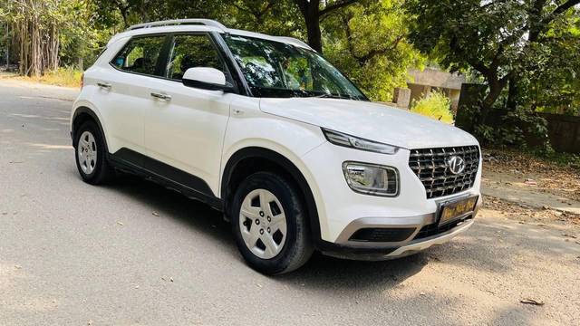 https://images10.gaadi.com/usedcar_image/3704019/original/processed_img2928803__used_car_2928803_1701788130.jpg?imwidth=6400