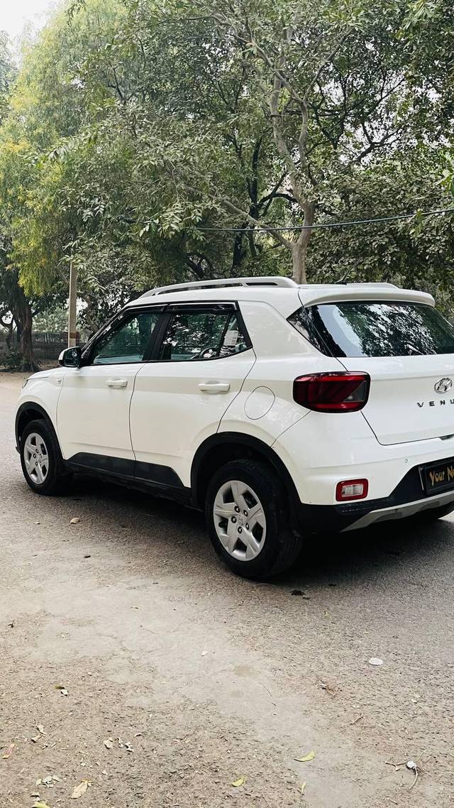 https://images10.gaadi.com/usedcar_image/3704019/original/processed_img2928803__used_car_2928803_1701788132.jpg?imwidth=6401