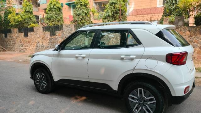 https://images10.gaadi.com/usedcar_image/3704354/original/img2928836__used_car_2928836_1701827828.png?imwidth=6402