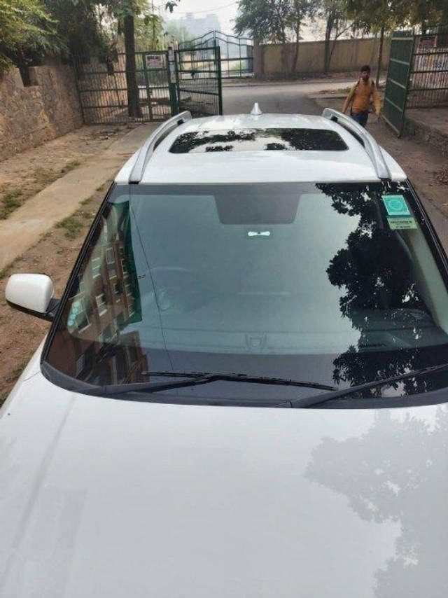 https://images10.gaadi.com/usedcar_image/3704354/original/processed_img2928836__used_car_2928836_1701827826.png?imwidth=6401