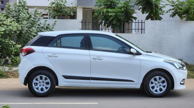 https://images10.gaadi.com/usedcar_image/3704378/original/img2928841__used_car_2928841_1701831684.jpg?imwidth=6401