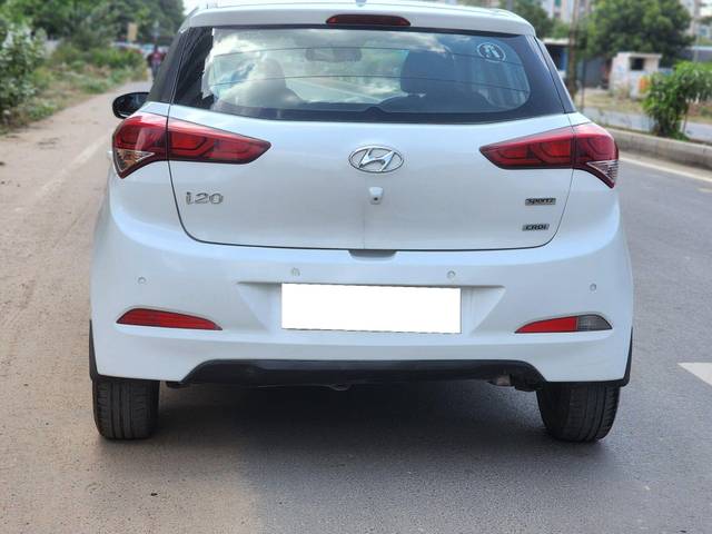 https://images10.gaadi.com/usedcar_image/3704378/original/processed_img2928841__used_car_2928841_1701830954.jpg?imwidth=6402