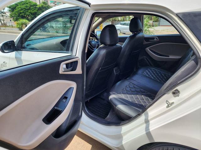 https://images10.gaadi.com/usedcar_image/3704378/original/processed_img2928841__used_car_2928841_1701831724.jpg?imwidth=6400