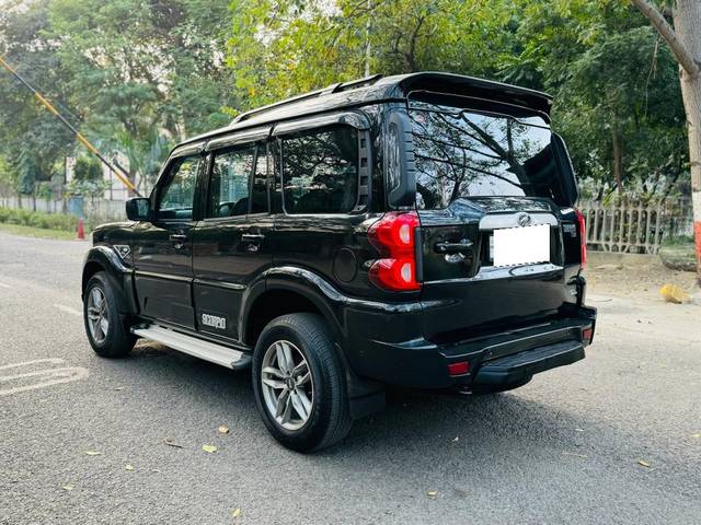 https://images10.gaadi.com/usedcar_image/3704422/original/processed_img2928847__used_car_2928847_1701834616.jpg?imwidth=6402