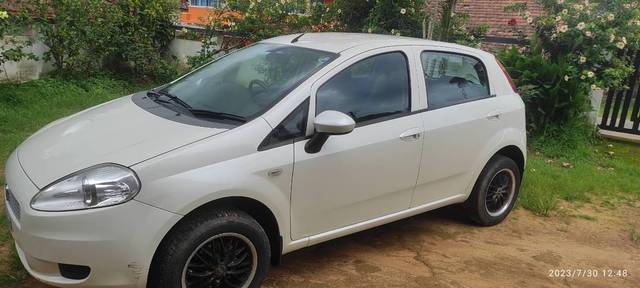 https://images10.gaadi.com/usedcar_image/3704444/original/processed_2b991d22-5c33-4faf-aa11-b524090bc4f2.jpg?imwidth=6401
